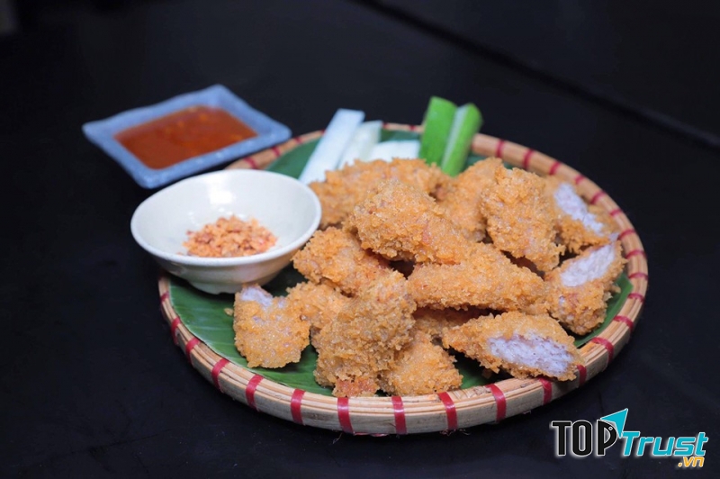 Khi ăn ta có thể đấy vị beo béo, ngậy ngậy, ngoài ròn, bên trong mềm mềm rai rai, lại chấm thêm một chút tương ớt cay cay, quả thật ngon không cưỡng lại được