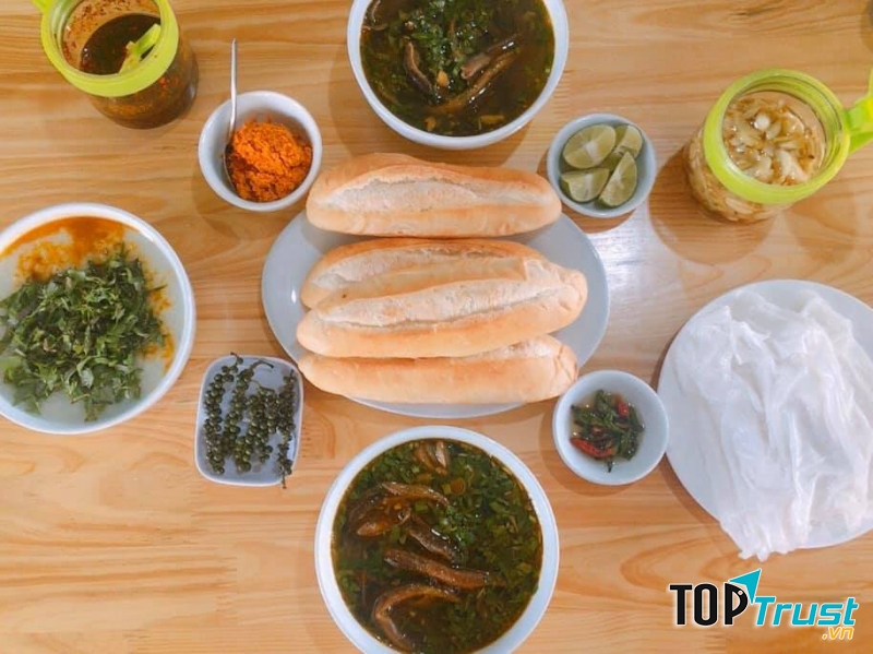 Súp lươn có thể ăn kèm bánh mì hoặc bánh mướt