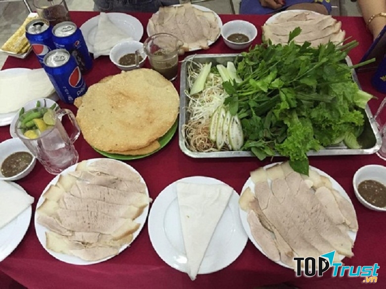 Bánh tráng cuốn thịt heo bà Hường
