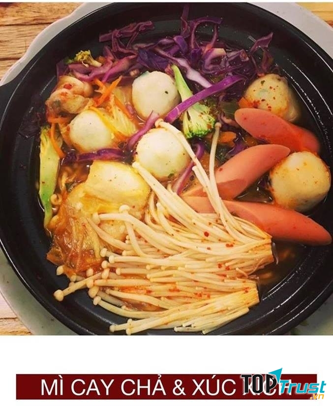 Mì cay chả cá và xúc xích Itada