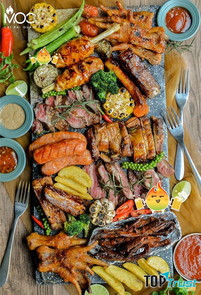 Thực đơn phong phú, giá cả hợp lí và quan trọng nhất là vô cùng ngon miệng là những điểm mạnh thu hút khách của Mộc Quán