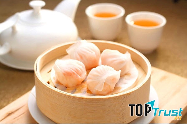 Phần vỏ bánh bên ngoài được nhào nặn kĩ lưỡng, siêu mỏng nhưng không rách, có thể thấy được cả nhân bên trong.