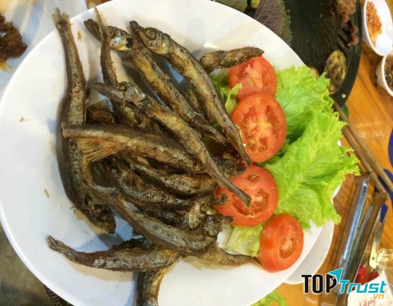 Quán Nắng Gió sở hữu một menu với đa dạng các món ăn, nổi bật là các món nướng và bia lạnh