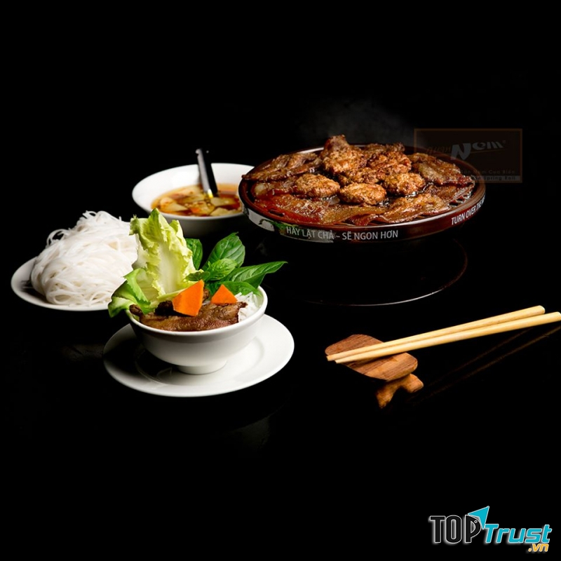 Bún chả ở quán Nem rất ngon, một phần bún chả sẽ gồm thịt bằm nướng và ba rọi nướng