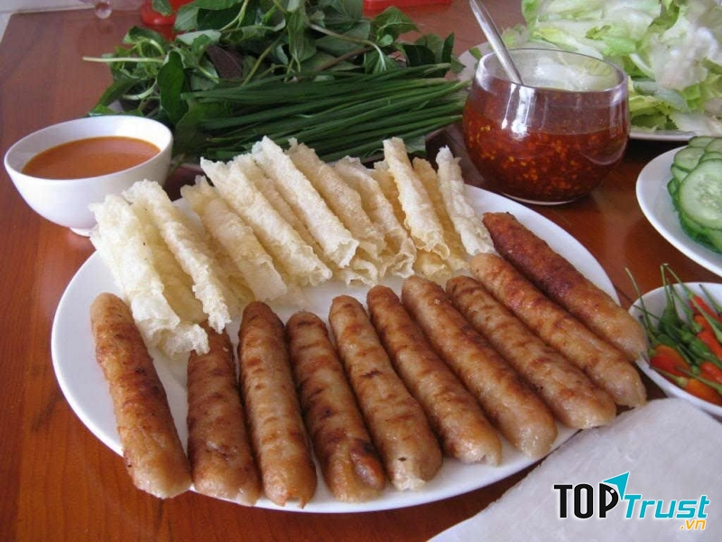 Quán Nem nướng Ninh Hòa có không gian khá nhỏ nên vào những lúc đông khách sẽ hơi chật và không được thoải mái lắm.