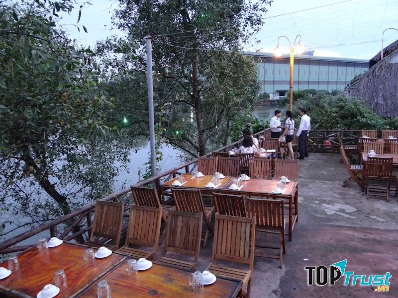 Không gian yên tĩnh tại Quán Ngã Ba Sông - Ẩm Thực 3 Miền