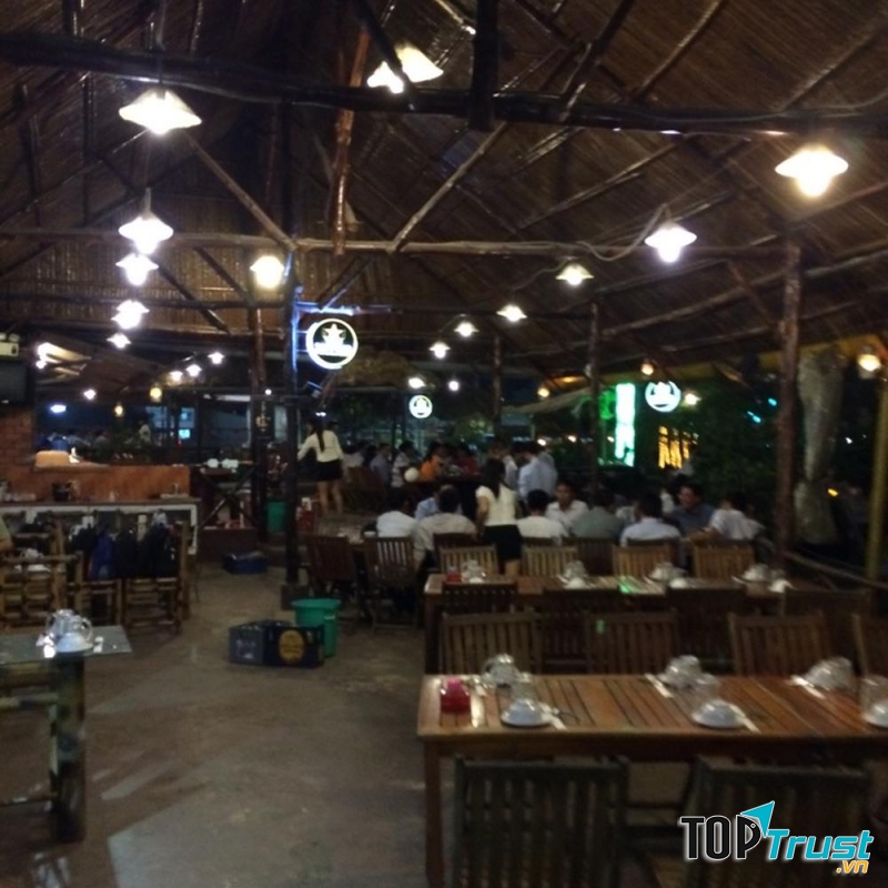 Không gian yên tĩnh tại Quán Ngã Ba Sông - Ẩm Thực 3 Miền