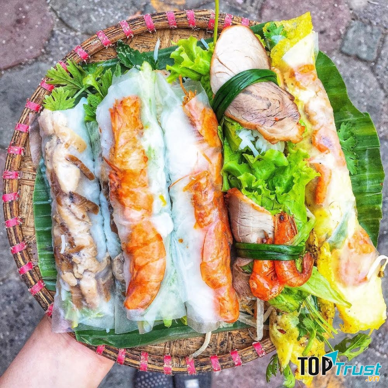 Bánh cuốn quán cô Dung được mix đủ vị trên 1 khay