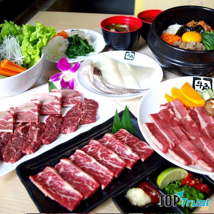 Món buffet hấp dẫn tại nhà hàng