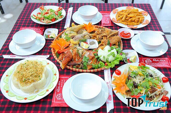 Bàn ăn tại nhà hàng