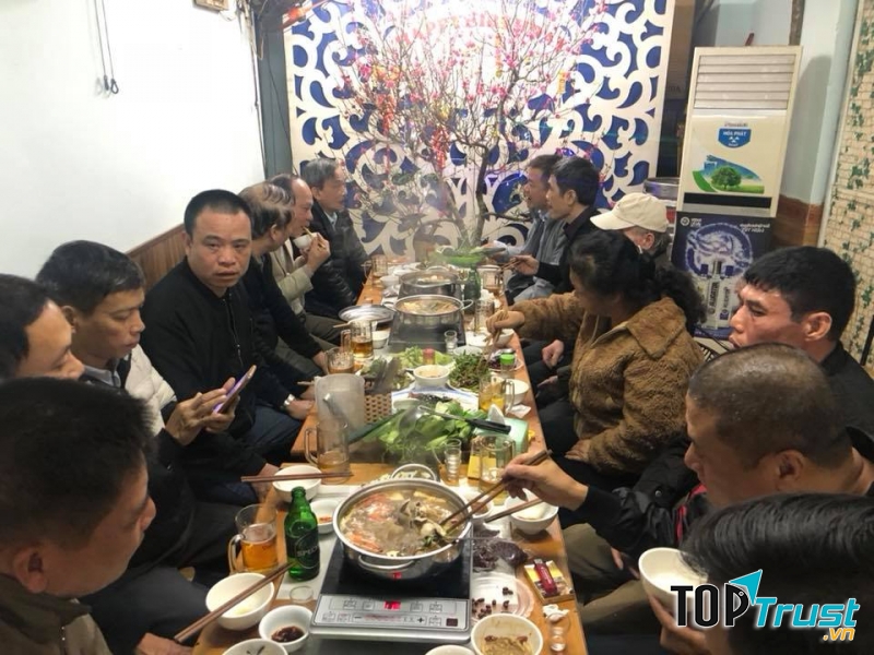 Bữa ăn ấm cúng bên gia đình, bè bạn