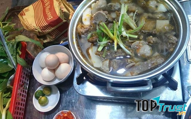 Các món nổi tiếng tại quán Bò 59 phải kể đến như lẩu bò đùm đầy đặn, bò nướng ...