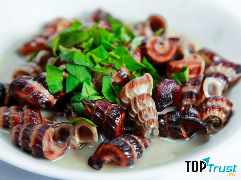 Các món ăn ngon có thể kể đến tại quán nhậu Nhật Thắng như ốc len xào dừa, đậu hủ chiên giòn...