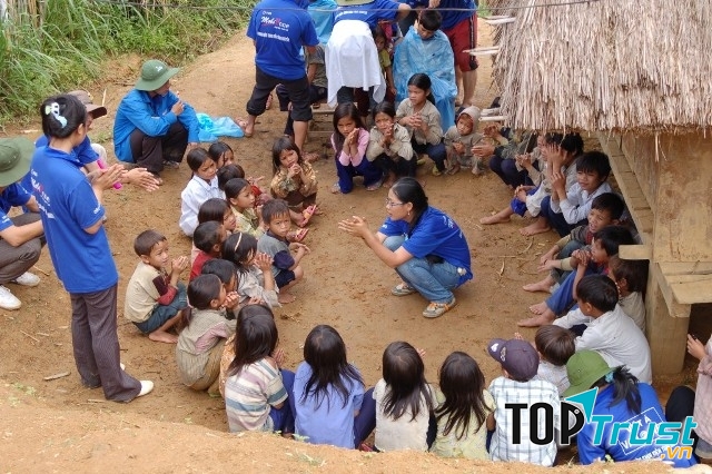 Giao lưu gặp gỡ với những em bé trên vùng cao.