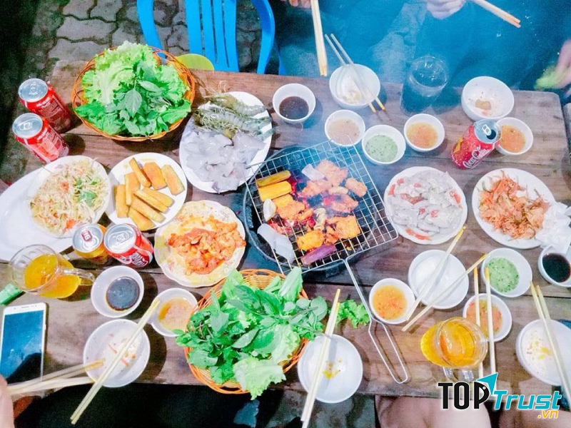 Quán nướng vỉa hè, giá cả bình dân