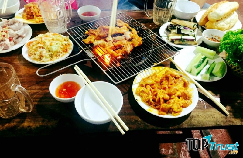 Quán nướng vỉa hè, giá cả bình dân