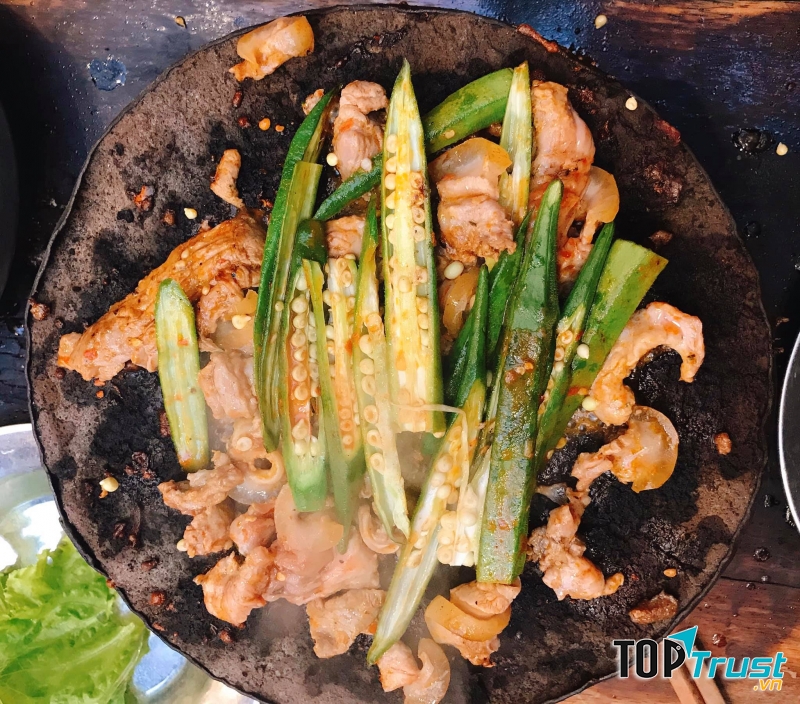 Rau rất đầy đặn, xanh mát ăn kèm cùng thịt nướng thì chỉ có thể là ngấy ngây