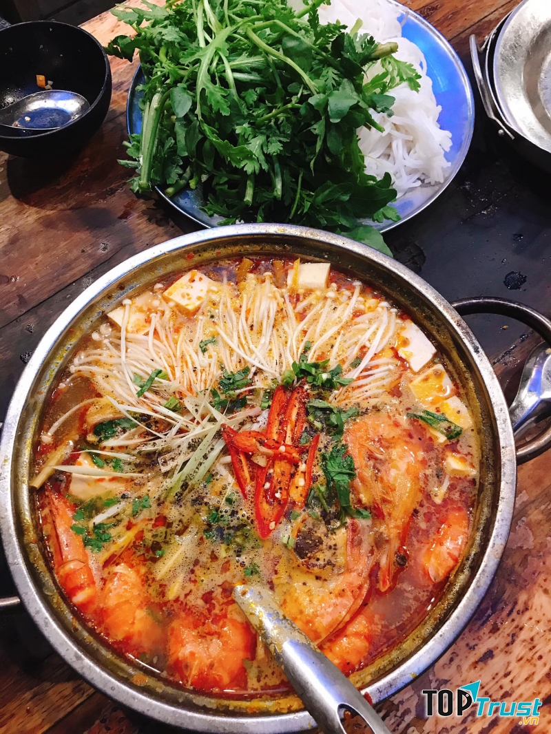 Không gian quán thoáng mát để hạn chế khói từ các món nướng, được thiết kế theo phong cách đường phố