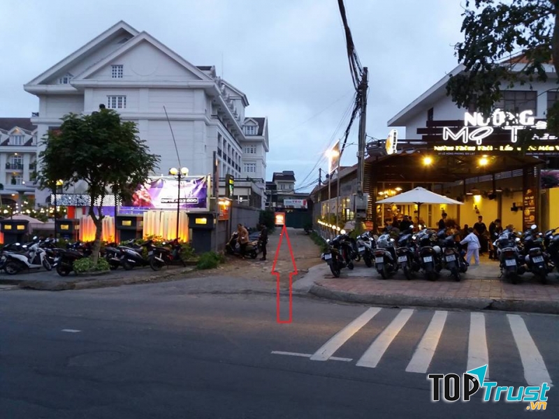 Các bạn nhớ đi vào trong hẻm để tới quán