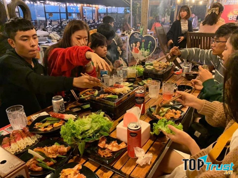 Khách đến quán rất dông