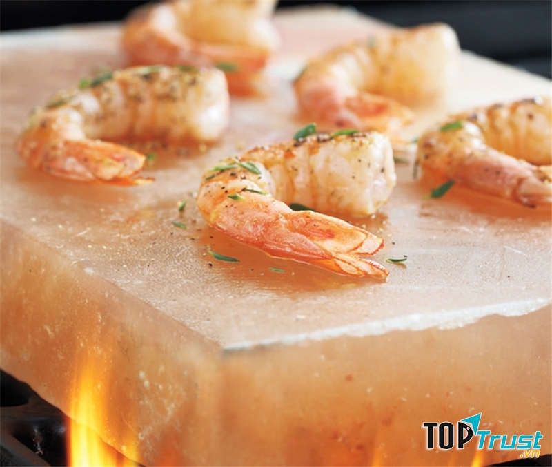 Món ăn được nướng trên đá muối