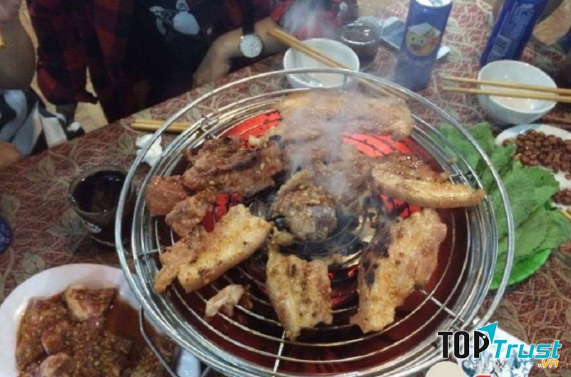 Thịt tươi ngon được làm sạch kĩ, sau đó ướp gia vị đậm đà hợp khẩu vị, khi nướng lên thịt lan tỏa có mùi thơm vô cùng cuốn hút.