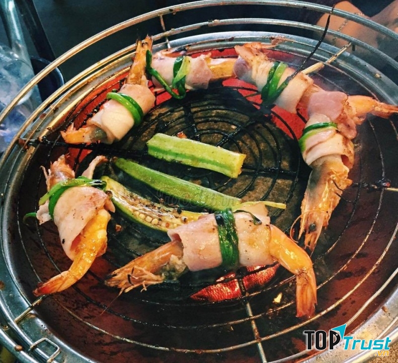 Quán khá đông nhưng bằng sự nhanh nhẹn, nhiệt tình, phục vụ của quán nướng Sumo luôn khiến thực khách ưng ý.