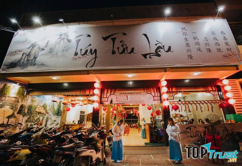 Quán nướng và lẩu Túy Tửu Lầu cũng là một trong những quán mang phong cách cổ trang ở Đà Lạt.