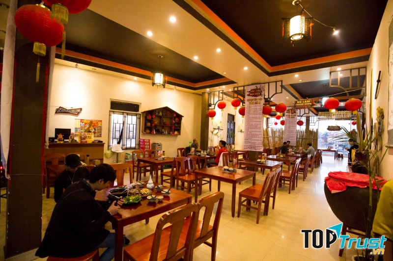 Một trong những quán ăn khiến nhiều bạn trẻ yêu đắm đuối ngay từ lần đầu gặp mặt, ấn tượng cả về không gian và chất lượng đồ ăn ở đây, là Quán nướng và lẩu Túy Tửu Lầu