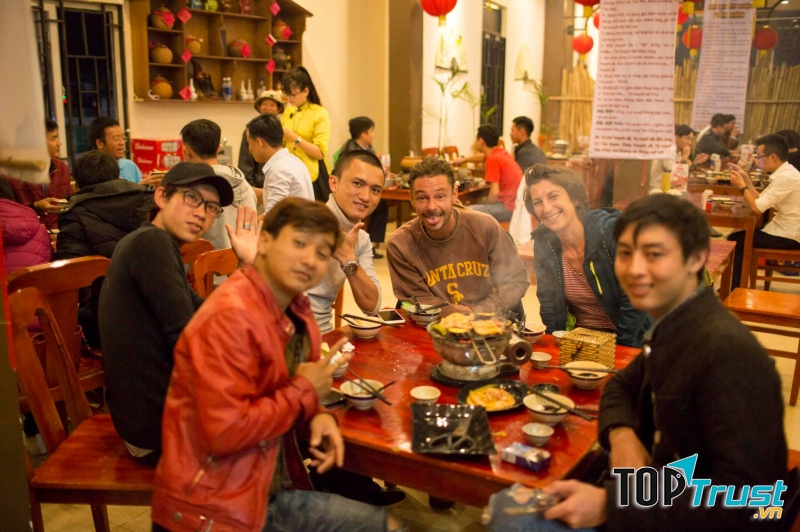 Quán còn có phục vụ thêm rượu nếp cái hoa vàng để nhâm nhi cùng với thịt nướng thì chỉ có quên lối về