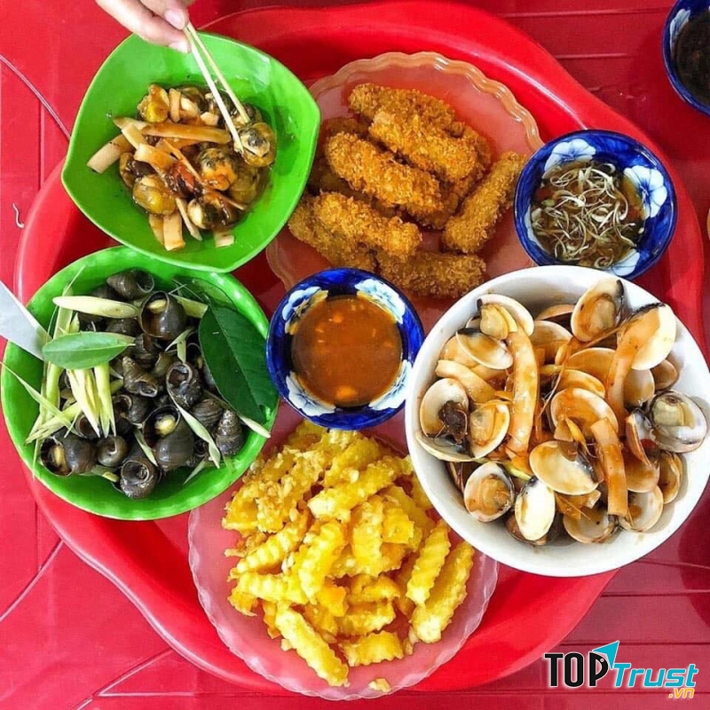 Quán Ốc Đơ Béo với menu đa dạng lắm, ốc thì có cả ốc nhỏ lẫn ốc to, với các phương pháp chế biến như: ốc luộc, ốc xào, ...