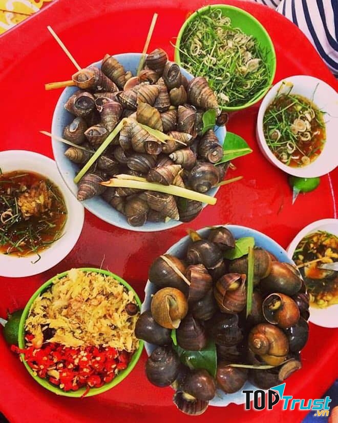 Quán mở đến tận 10h đêm, giá cả lại vô cùng sinh viên nên các bạn có thể cùng bạn bè đến đây ăn uống thoải mái mà chẳng lo lắng hết tiền