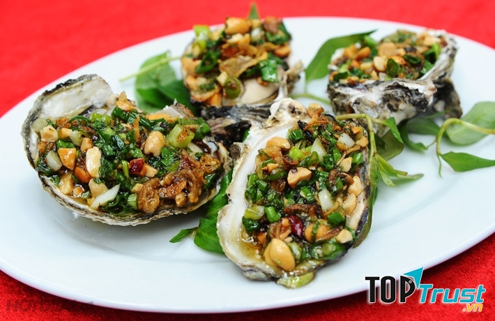 Menu thu hút đến lạ kỳ bởi vô số các món ốc thơm ngon hết mức như: ốc hương xào trứng muối, ốc hút nước cốt dừa, sò điệp nướng mỡ hàn