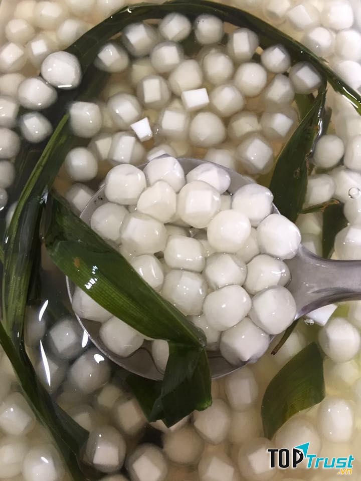 Quán ốc và chè Bà Thưởng là một trong những hàng ăn vặt lâu đời nhất của TP. Vinh