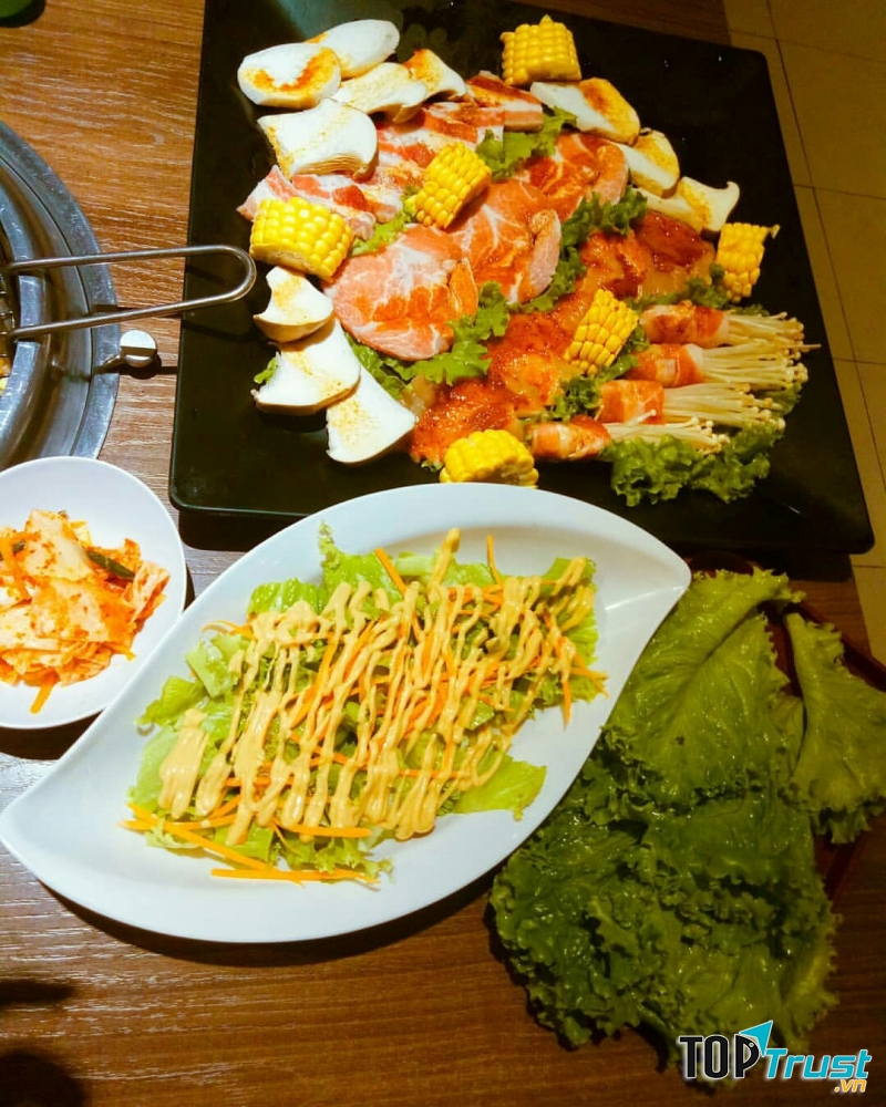 Món nướng và salad trộn