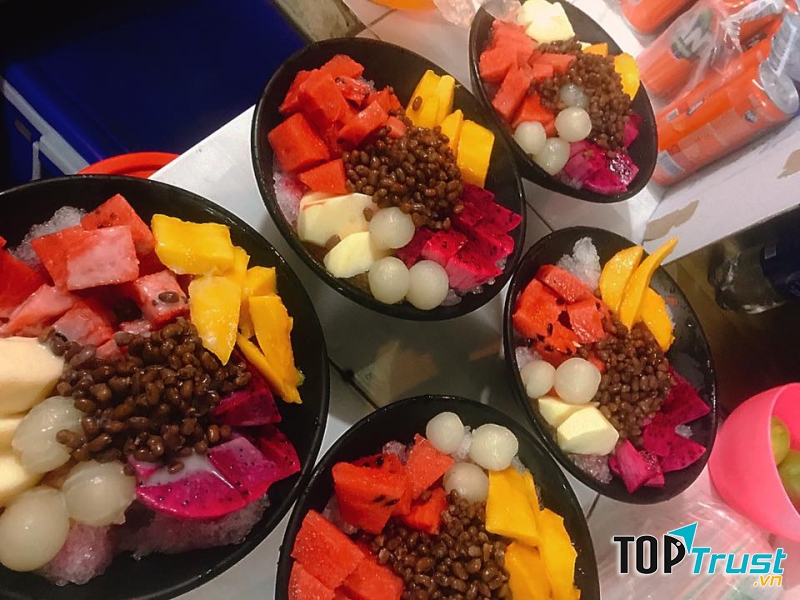 Đá bào đầy ắp trái cây ở quán
