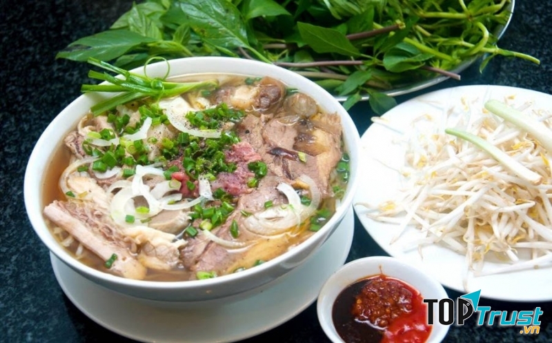 Tô phở tại Quán phở 323 - Cửa Đại