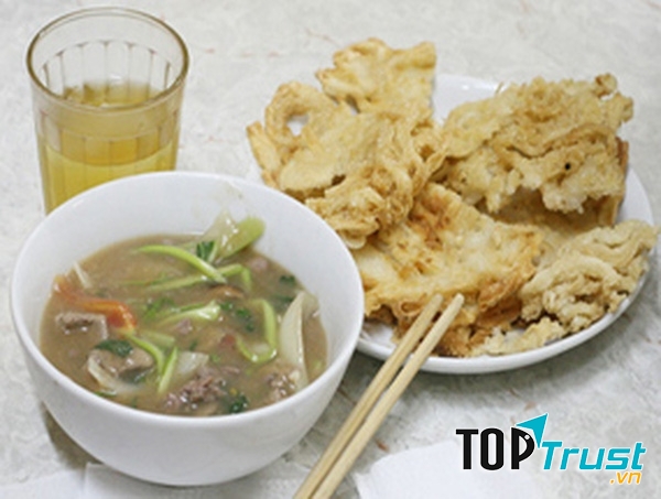 Quán Phở Chiên Giòn Khâm Thiên là một trong những quán ăn sinh viên ngon rẻ