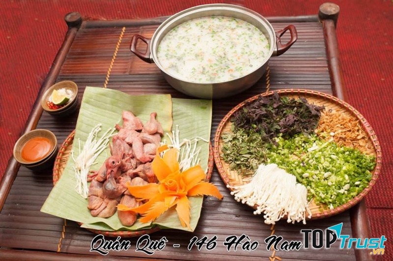 Đồ ăn ở Quán Quê chủ yếu khai thác hương vị món ăn dân tộc ở Bắc Bộ.