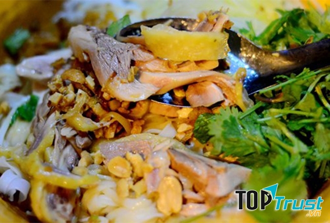 Quán Quen là địa chỉ dành cho ai muốn thưởng thức phở gà trộn thơm ngon gần Học Viện Ngân Hàng