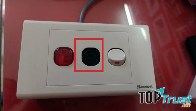 Ổ điện có chưa camera giấu kín