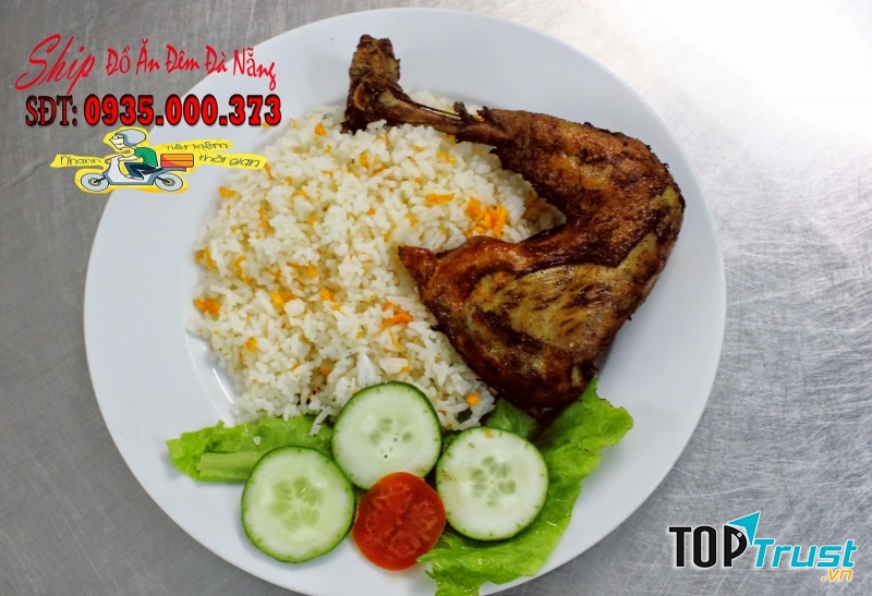 Một suất cơm chiên đùi gà có giá khoảng 75.000 VNĐ