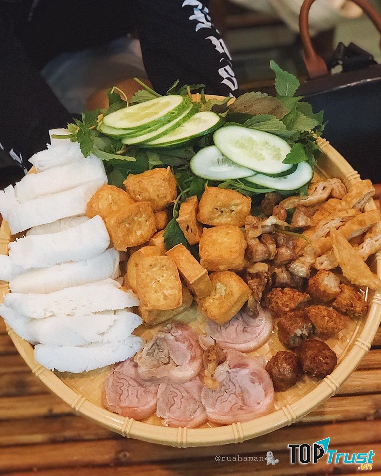 Bàn ghế thì sạch sẽ, nhân viên cũng rất nhanh nhẹn