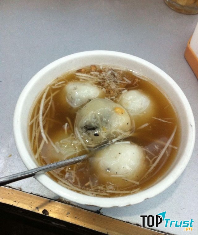 Những viên sủi dìn của quán được nặn không quá to, điều này giúp thực khách khi thưởng thức không bị ngấy, một bát sủi dìn vừa đủ để cảm nhận hương vị đặc trưng của món ăn này.