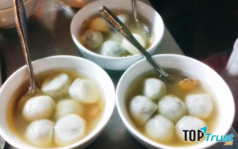 Sủi dìn viên to tròn với nhân vừng đen truyền thống và nhân đậu xanh ngậy ngậy, ăn với lạc giòn giòn và cái bùi bùi của dừa nạo đặc trưng