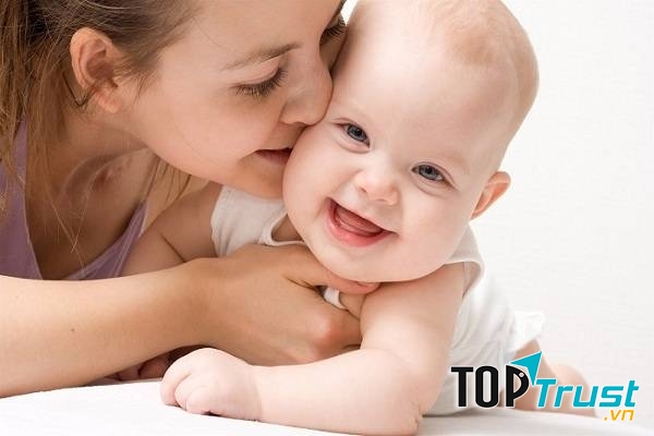 Bạn hãy quan tâm đến bé.