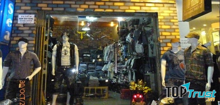 Trang phục ở đây thiết kế rất trẻ trung. Còn có riêng cả những shop dành cho bạn nào rủng rỉnh tiền nữa đó.