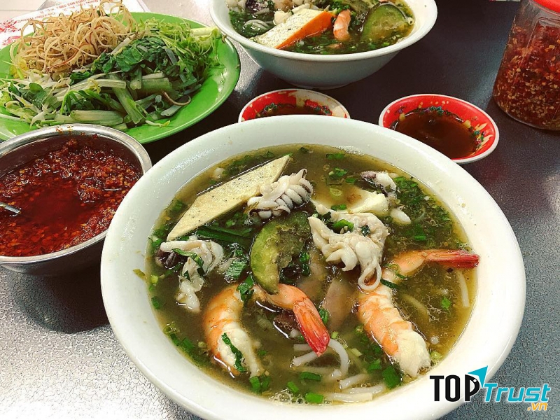 Bún mắm với mùi hương đặc trưng kết hợp cùng nhiều loại đặc sản của vùng sông nước