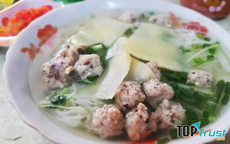 Bên cạnh bánh cuốn, bạn cũng đừng quên thưởng thức bún thang Thanh Vân