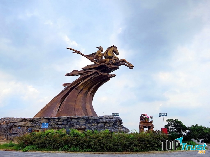 Tượng đài Phù Đổng Thiên Vương được đúc bằng đồng nguyên khối